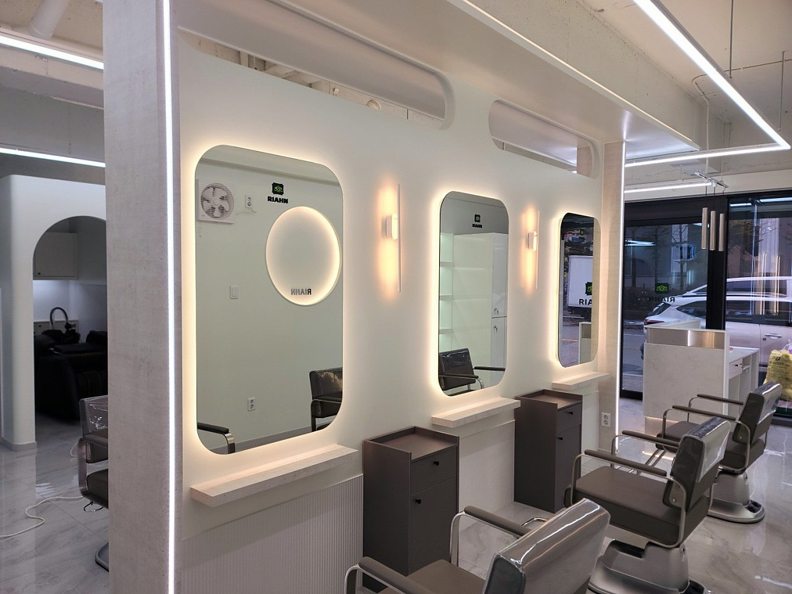 清州市サンナム洞の美容室 RIAHN Hair Cheongju Sannam 店舗 - ライト付きミラーのスタイリング席