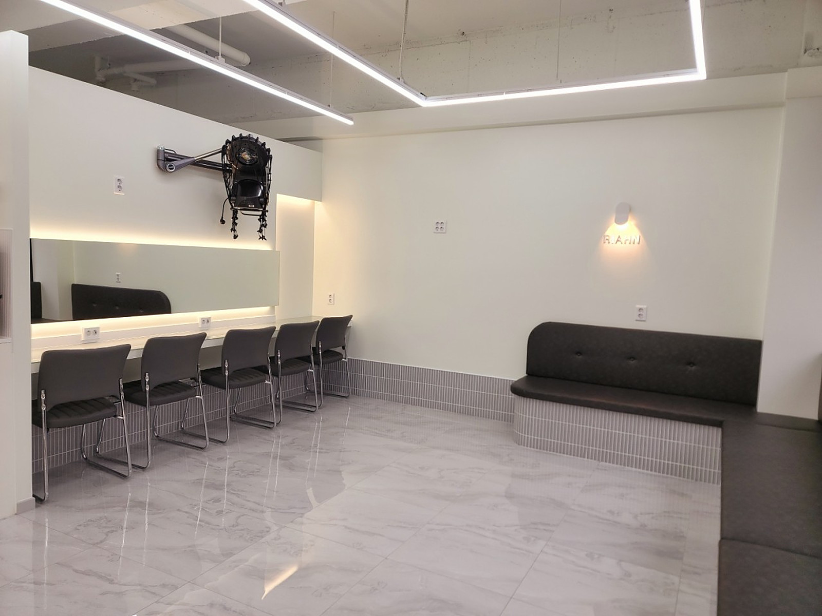 清州市サンナム洞の美容室 RIAHN Hair Cheongju Sannam 店舗 - 待合スペース